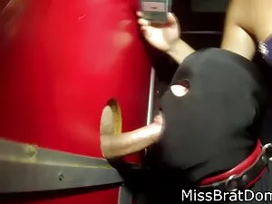 Uma abelha negra de  ...