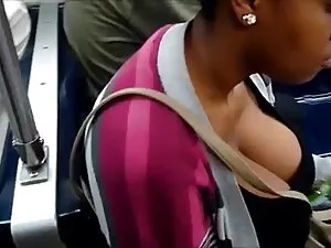 Morena suja e seduto ...